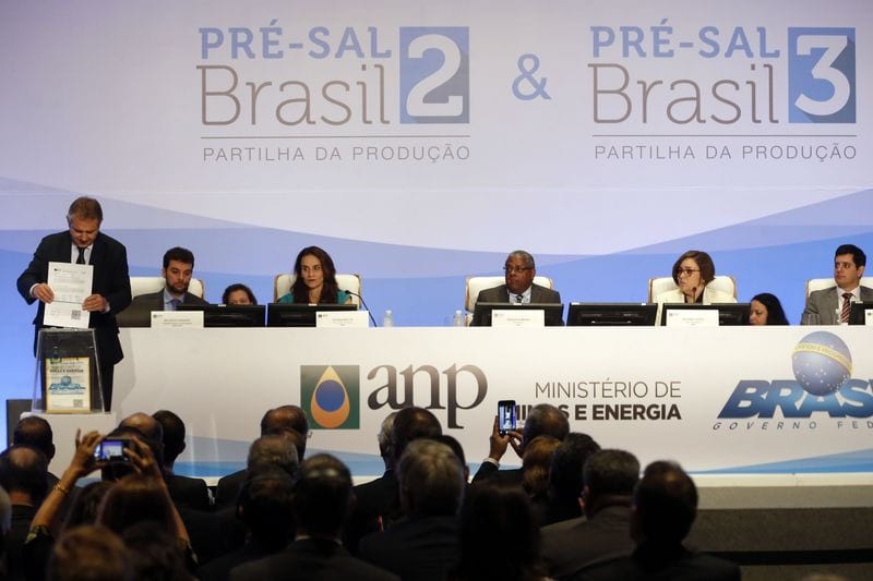 Rio de Janeiro – Representantes de empresas entregam suas propostas no leilão da partilha de blocos do pré-sal em evento da Agência Nacional do Petróleo, Gás Natural e Biocombustíveis (ANP), na Barra da Tijuca, zona oeste da capital fluminense. (Tomaz Silva/Agência Brasil)