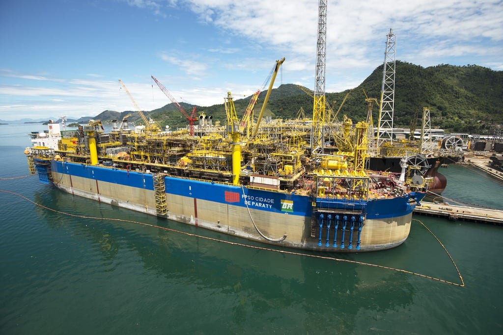 Com a produção de 120 mil barris por dia e 3,8 milhões de m3/dia de gás natural, o FPSO Cidade de Paraty produz no campo de Lula, no pré-sal da Bacia de Santos