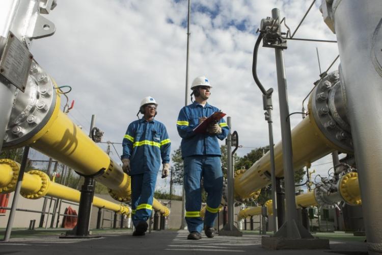 Trabalhadores em planta de gasodutos da Comgás (Foto: Divulgação)