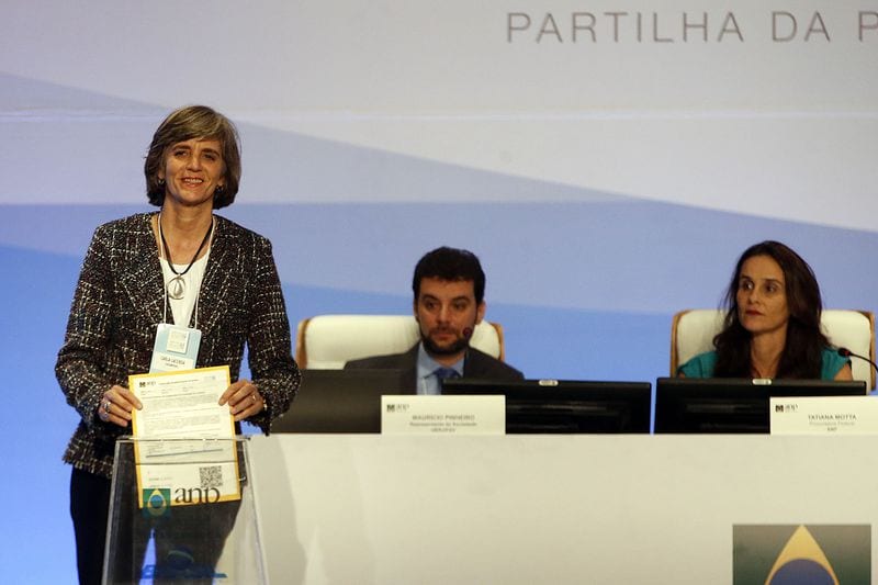 Rio de Janeiro - Representantes de empresas entregam suas propostas no leilão da partilha de blocos do pré-sal em evento da Agência Nacional do Petróleo, Gás Natural e Biocombustíveis (ANP), na Barra da Tijuca, zona oeste da capital fluminense.  (Tomaz Silva/Agência Brasil)