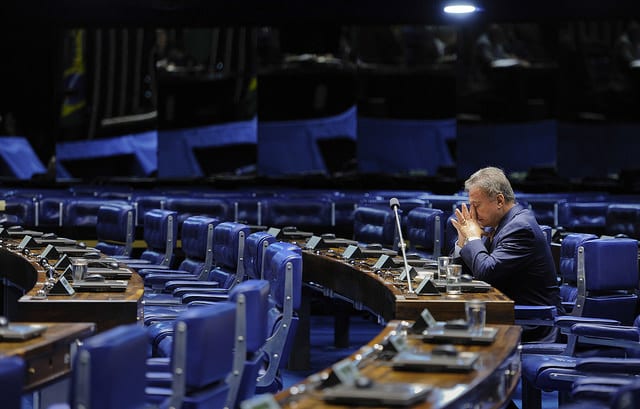 Alvaro Dias critica atual política de preços de combustíveis