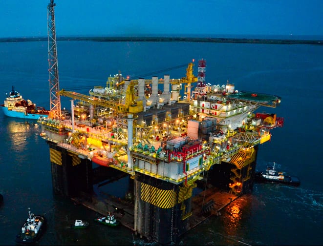 Na imagem: Vista de instalações da plataforma (FPSO) P-55 da Petrobras no Campo de Roncador, na área norte da Bacia de Campos, com céu azul ao fundo (Foto: Divulgação)