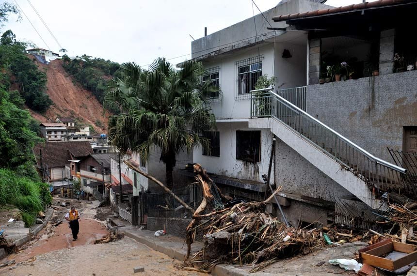 Deslizamento no bairro de Duas Pedras, em Nova Friburgo, no Rio de Janeiro, em 2011. Mais de mil pessoas morreram naquele ano na Região Serrana do Rio em razão da falta de planejamento e de recursos para ações de defesa civil - Foto: Valter Campanato/ABr