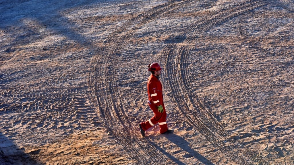 5 projetos para conhecer em Vaca Muerta. Na imagem: Trabalhador no campo onshore de Vaca Muerta, na Argentina (Foto: Divulgação)