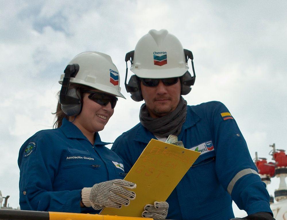 Trabalhadores em operação da Chevron (Foto Divulgação)