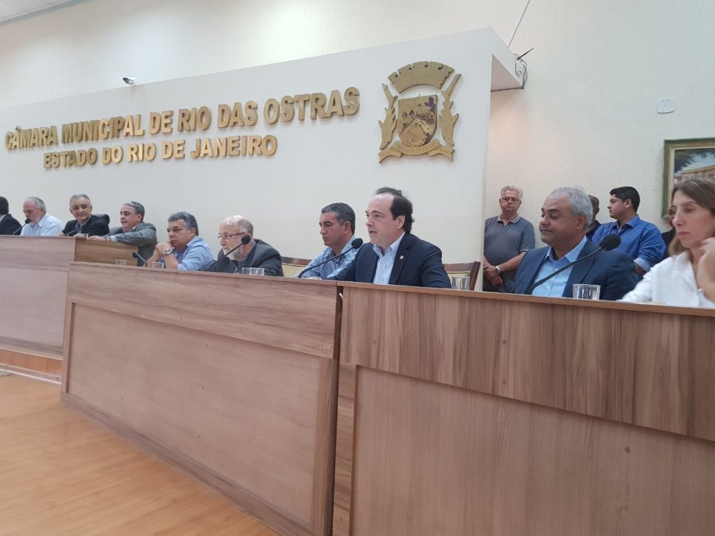 Reunião na Câmara Municipal de Rio das Ostras, no norte do Rio, nesta sexta-feira