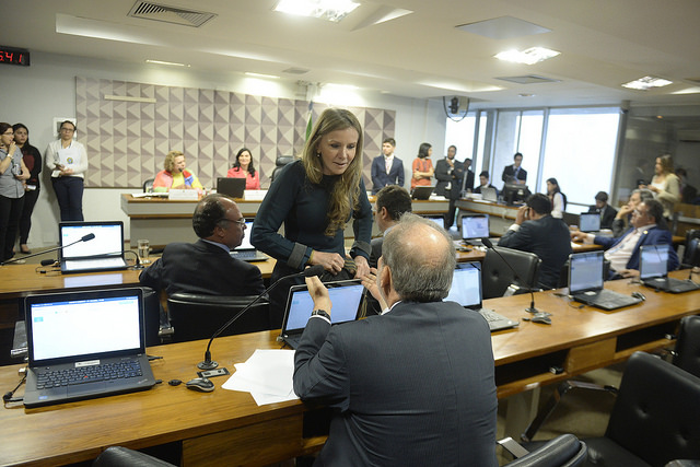 Senadora Vanessa Grazziotin (PCdoB-AM) conversa com senador Armando Monteiro (PTB-PE).Foto: Jefferson Rudy/Agência Senado