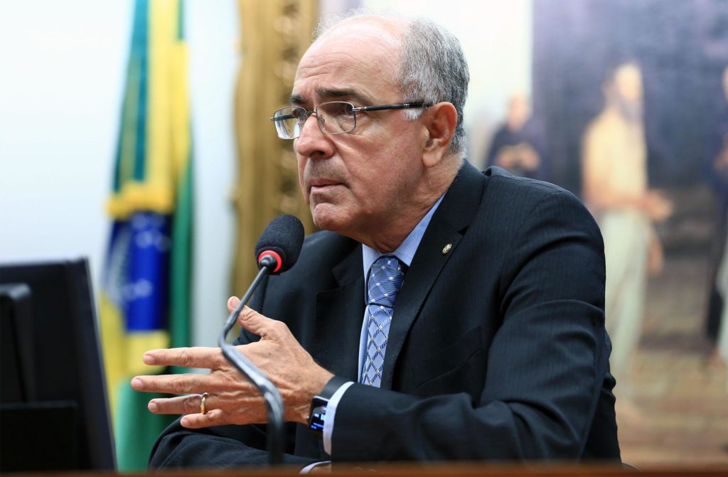 osé Carlos Aleluia, relator da matéria, cobrou mais participação de integreantes da base nos debates: "Estamos matando a comissão"  Foto: Alex Ferreira/Câmara dos Deputados