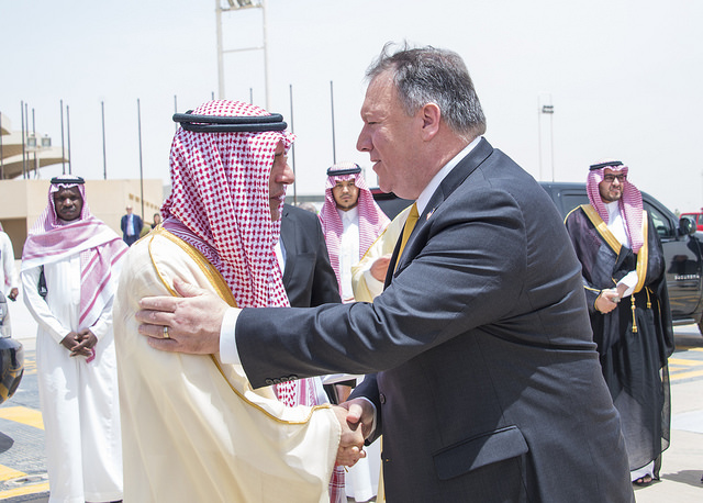 Os preços do petróleo continuam a subir. O secretário de Estado dos EUA, Mike Pompeo, durante visita na Arábia Saudita Foto: State Department photo/ Public Domain