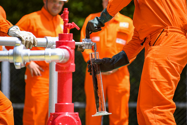 Preços do petróleo em baixa antes de dados sobre a produção dos EUA