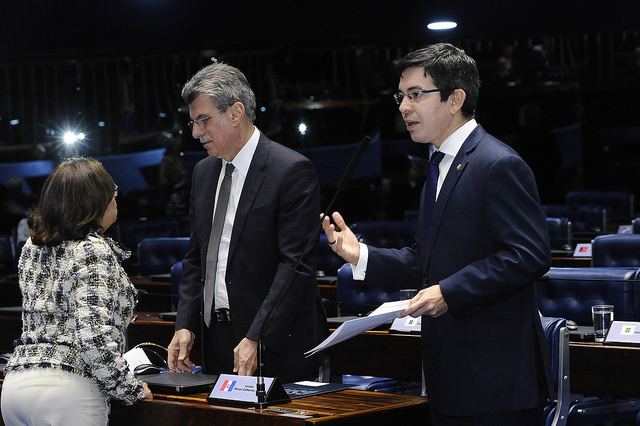 Randolfe e Jucá apresentam projeto de resolução no plenário do Senado para limitar ICMS sobre combustíveis / Foto: Agência Senado