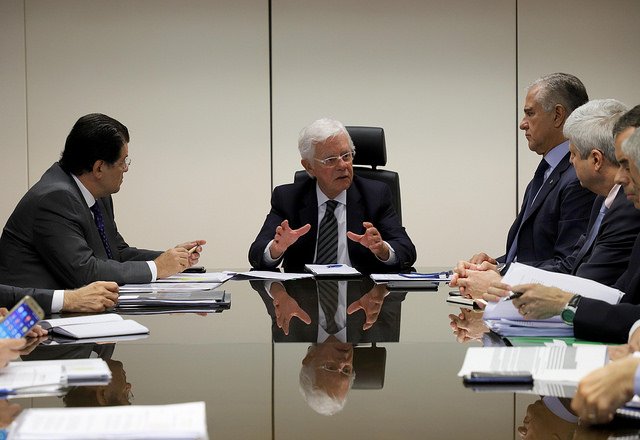 Reunião com o senador Eduardo Braga (MDB/AM) e o deputado Julio Lopes (PP/RJ) discutiu em 18 de abril a MP 814. Foto: Beth Santos/MME