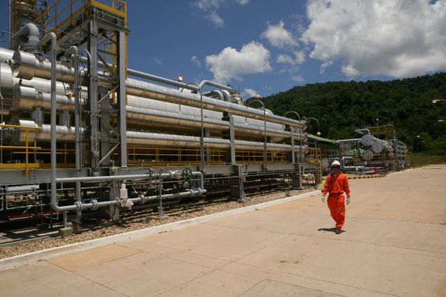 Petróleo sobe com anúncio de alta moderada de produção da OPEP. Na imagem: Oleoduto