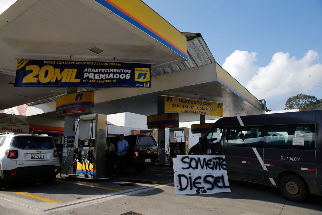 Greve de caminhoneiros causa desabastecimento de combustível em postos de gasolina da cidade de Teresópolis, na região serrana do Rio de Janeiro.