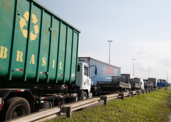 Paralisação dos caminhoneiros na Rodovia Presidente Dutra, no Rio de Janeiro