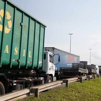 Paralisação dos caminhoneiros na Rodovia Presidente Dutra, no Rio de Janeiro