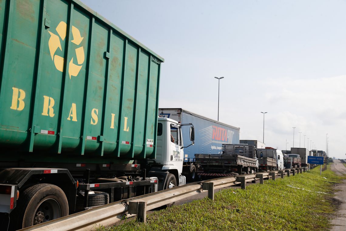 Paralisação dos caminhoneiros na Rodovia Presidente Dutra, no Rio de Janeiro