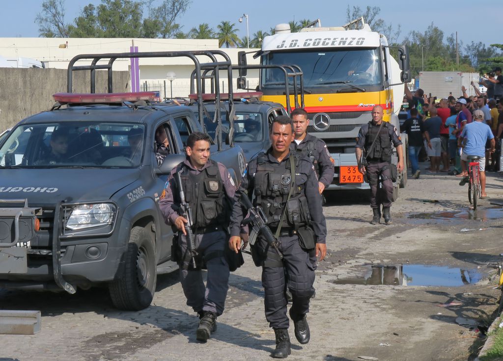 O Gabinete de Gestão da Crise (GGC) determinou que a Polícia Militar (PM) faça a escolta de cinco caminhões-tanques para abastecer o BRT, sistema de ônibus expresso por corredores.