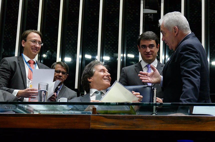 Autor da proposta, o senador Otto Alencar (D) conversa com o presidente do Senado, Eunício Oliveira. Foto: Roque de Sá/Agência Senado