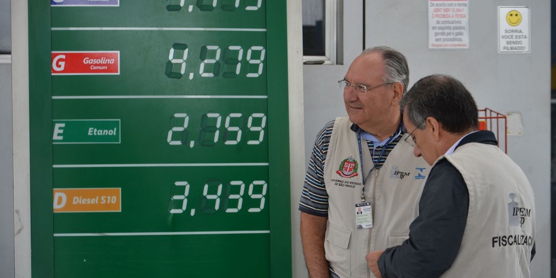 Operação conjunta do Procon, do Ipem e da ANP, para fiscalizar possíveis práticas abusivas e e qualidade do álcool e gasolina vendidos nos postos de São Paulo (Foto ANP)