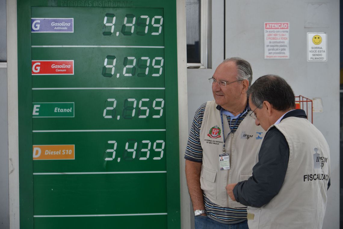 Operação conjunta do Procon, do Ipem e da ANP, para fiscalizar possíveis práticas abusivas e e qualidade do álcool e gasolina vendidos nos postos de São Paulo (Foto ANP)