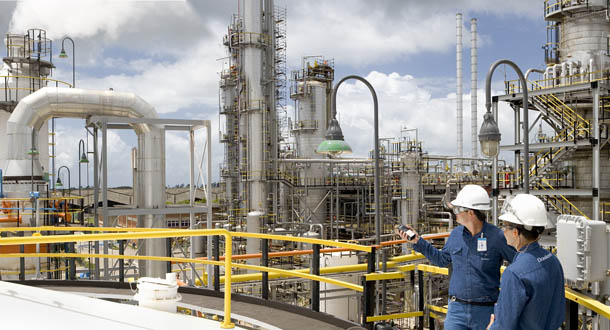 Dona da Brastemp e Consul alerta Cade sobre venda da Braskem. Na imagem: Trabalhadores uniformizados e com equipamentos de proteção em refinaria da Braskem, com instalações metálicas ao fundo (Foto: João Musa/Divulgação)