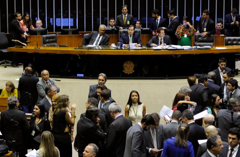 Tempo real: votação do projeto de venda das distribuidoras