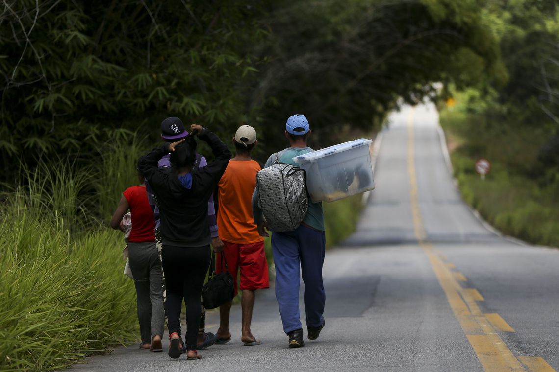 Grupo de imigrantes venezuelanos percorre a pé o trecho de 215 km entre as cidades de Pacaraima e Boa Vista. Marcelo Camargo/Agência Brasil/Agência Brasil