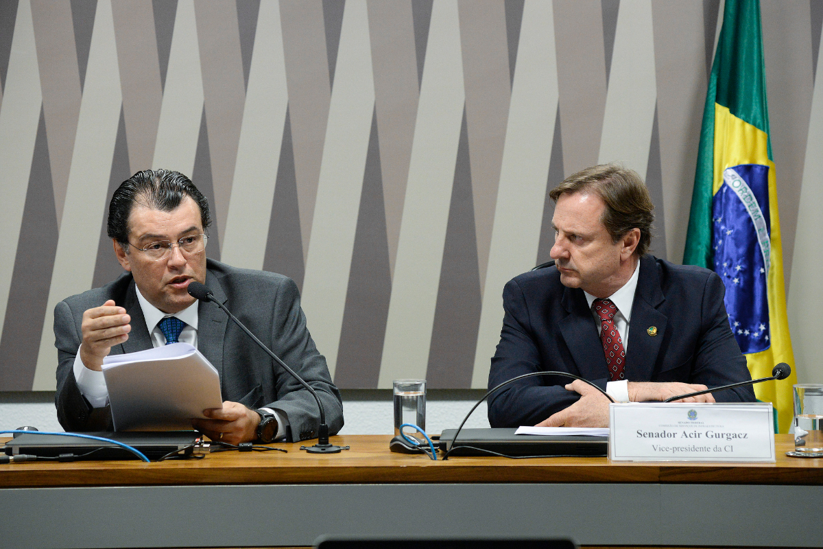 Senadores adiam votação para depois da eleição