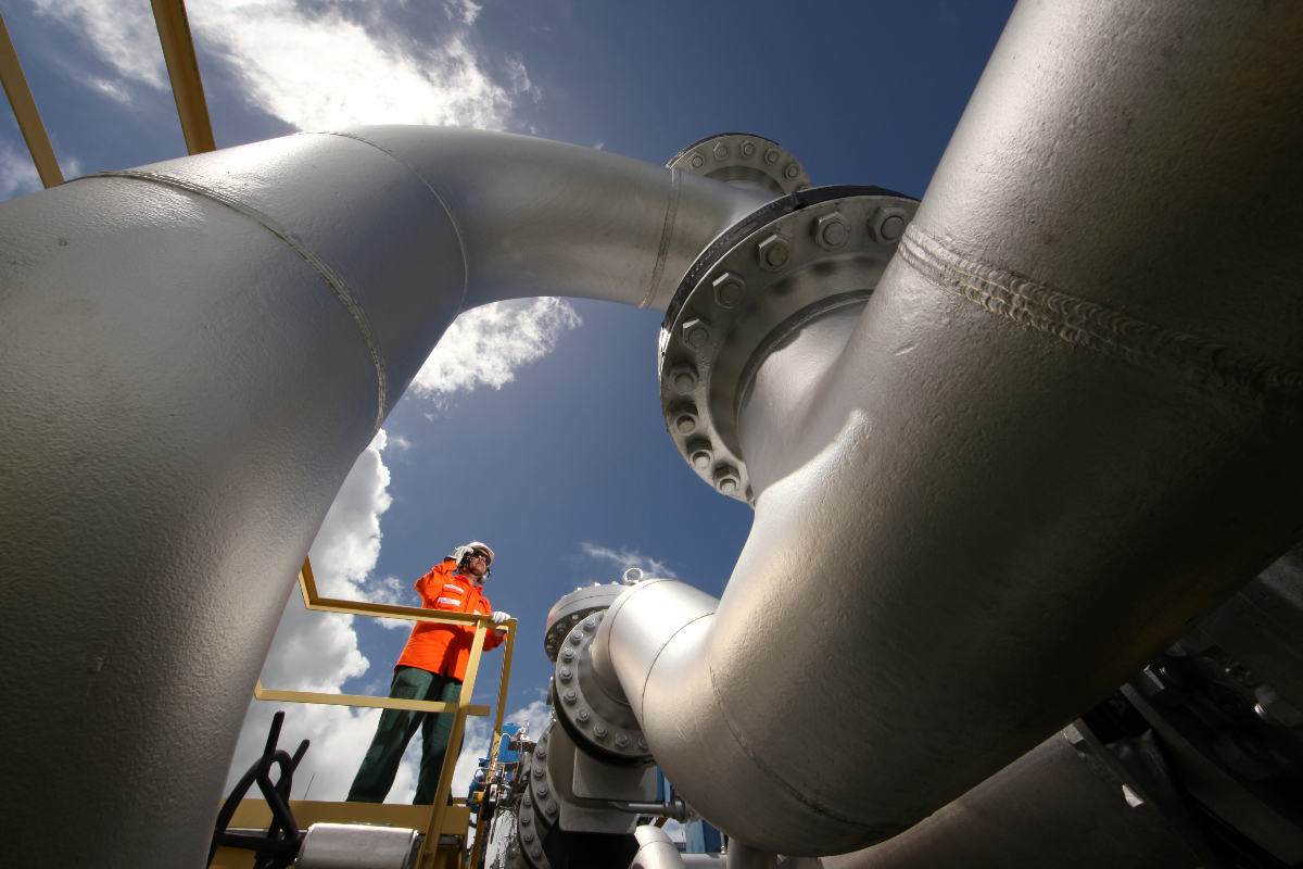 Na imagem: Homem trabalhando na Estação de Distribuição de Gás de São Francisco do Conde (Foto: André Valentim/Petrobras)