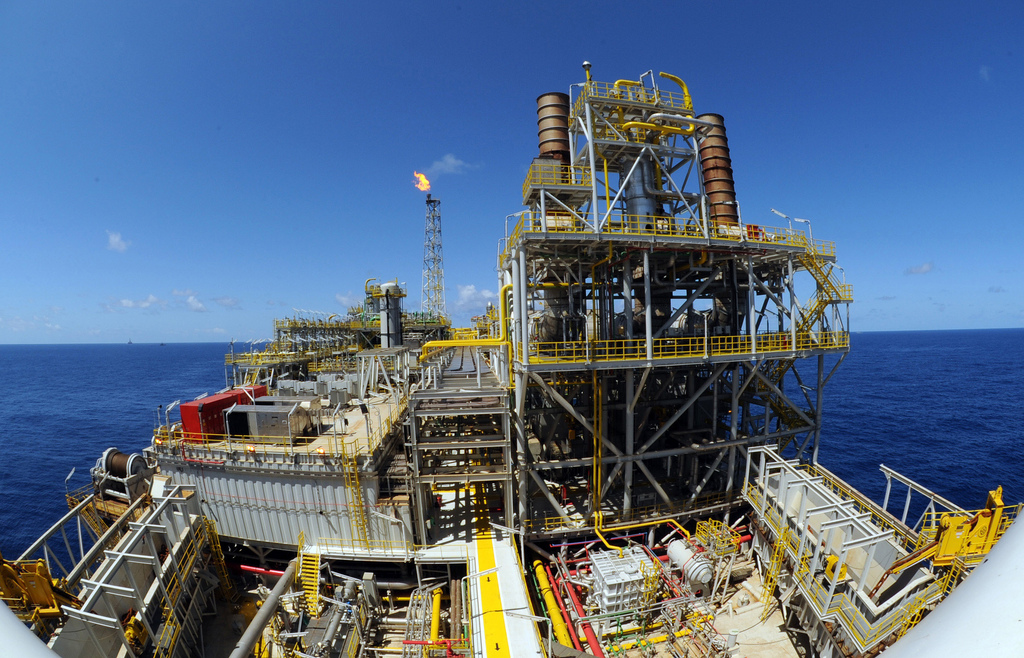 Na imagem: Navio-plataforma Cidade de Angra dos Reis, primeiro sistema definitivo de produção instalado na área de Tupi, no ré-sal da Bacia de Santos (Foto: Agência Petrobras)