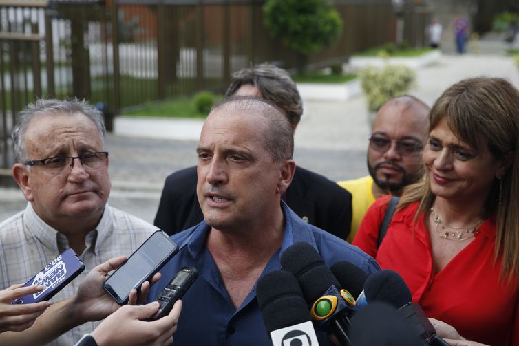 O deputado federal e futuro ministro-chefe da Casa Civil, Onyx Lorenzoni, acompanha senadores chilenos em visita ao candidato do PSL à Presidência da República, Jair  Bolsonaro, na Barra da Tujuca, Rio de Janeiro. Fernando Frazão/Agência Brasil