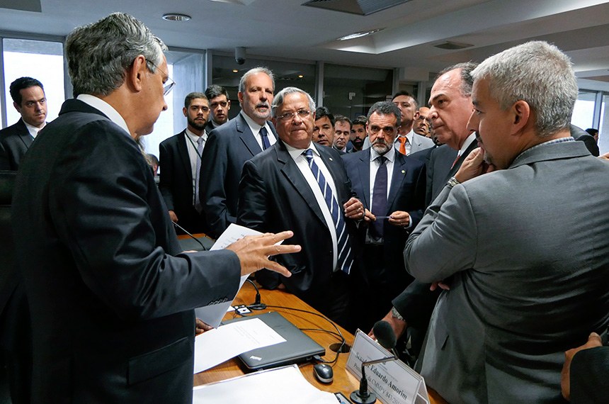 Eduardo Amorim (E) preside comissão que analisa medida provisória de incentivos à indústria automotiva. Foto: Roque de Sá/Agência Senad