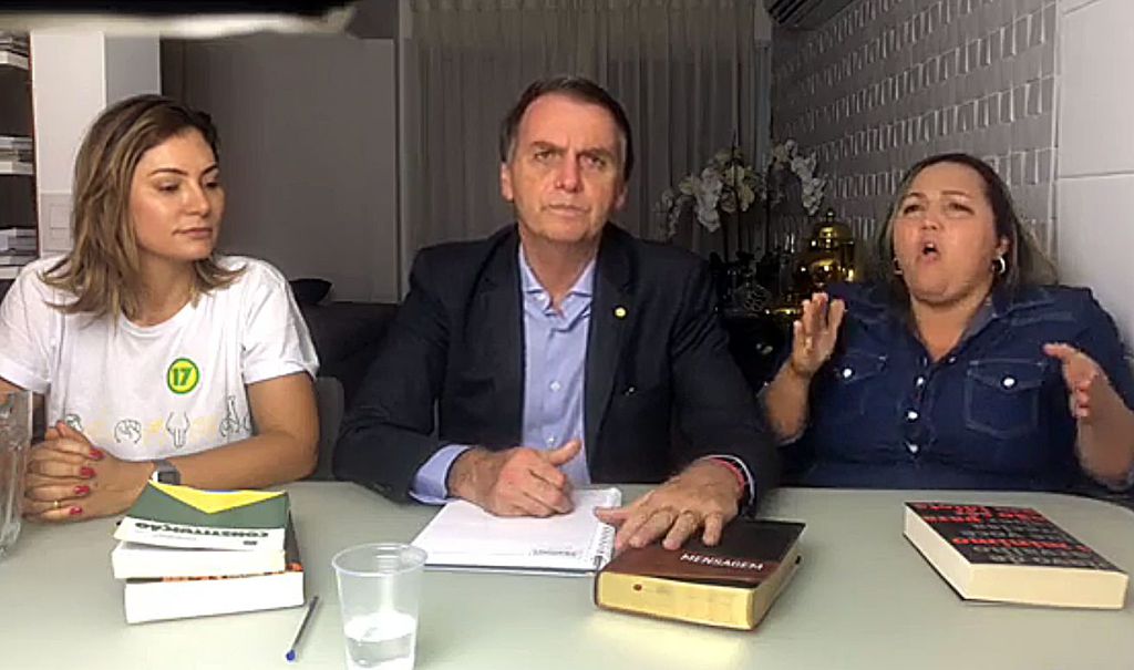 Live feita pelo presidente eleito Jair Bolsonaro após o término da apuração dos votos