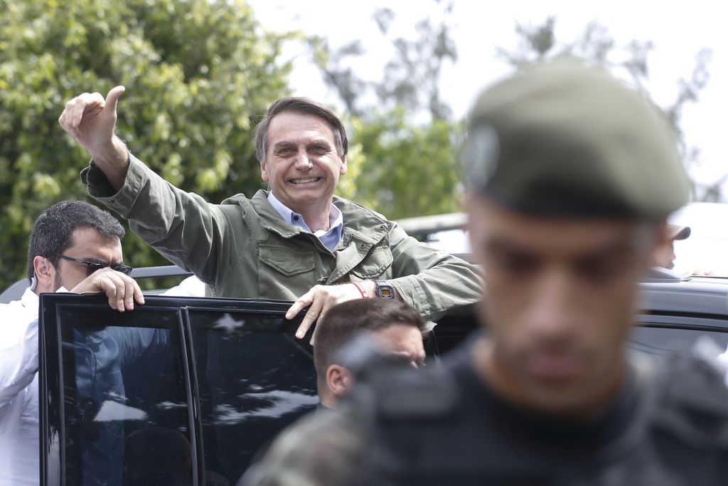 Acompanhado de agentes da PF e da mulher, Bolsonaro vota no Rio. Foto: Tânia Regô/Agência Brasil 