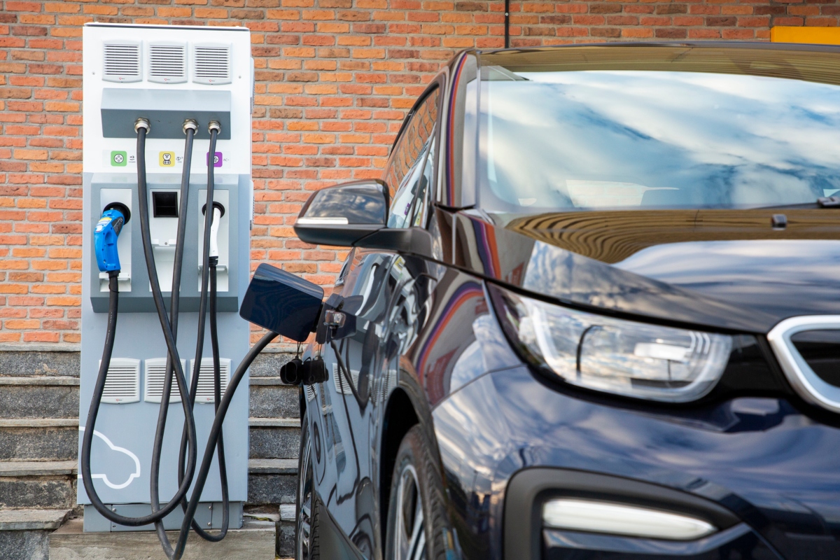 Projeto na Alerj obriga distribuidoras a instalar recarga para carro elétrico em estacionamentos públicos