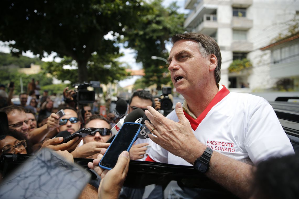 O presidente eleito Jair Bolsonaro (PSL) fala imprensa, após  visitar a Escola de Educação Física do Exército, na Urca.