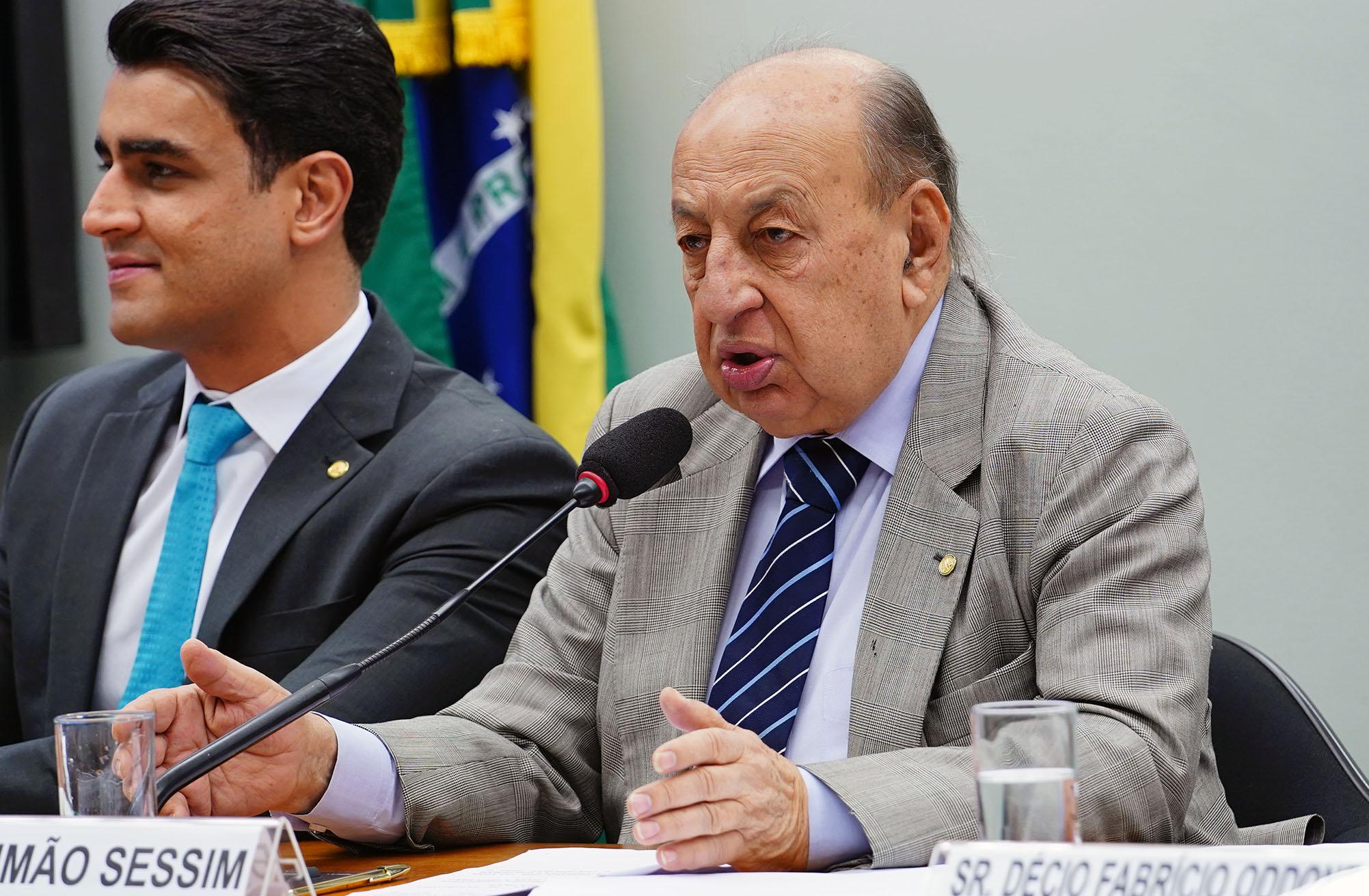 O deputado Simão Sessim (PP/RJ), relator do projeto, destacou a importância de termos um combustível renovável para a aviação brasileira