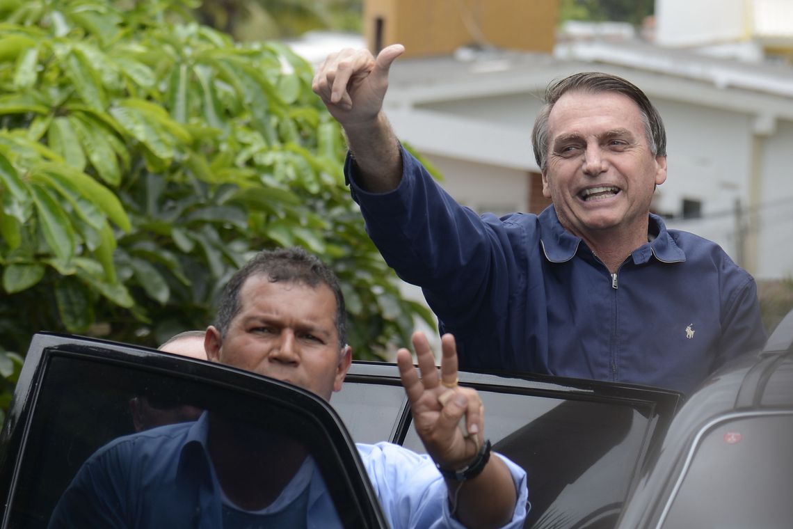 O presidente eleito, Jair Bolsonaro cumprimenta apoiadores em frente à sua casa, na Barra da Tijuca, zona oeste da capital fluminense.