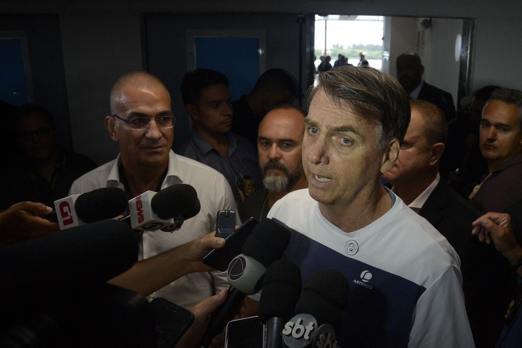 O presidente eleito Jair Bolsonaro fala à imprensa durante o evento Grand Slam de Jiu-Jitsu na Barra da Tijuca, no Rio de Janeiro.