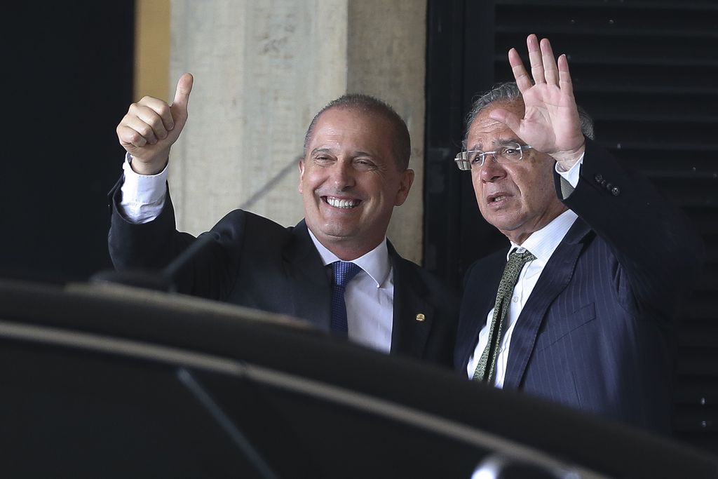 O ministro extraordinário da transição, Onyx Lorenzoni, e o futuro ministro da economia, Paulo Guedes, chegam ao gabinete do governo de transição no Centro Cultural Banco do Brasil (CCBB), em Brasília.