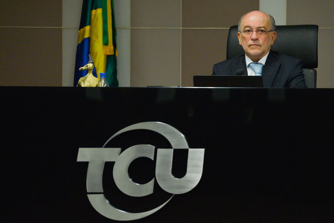 Ministro do TCU Aroldo Cedraz preside a sessão colegiada no Plenário (Foto José Cruz/Agência Brasil)