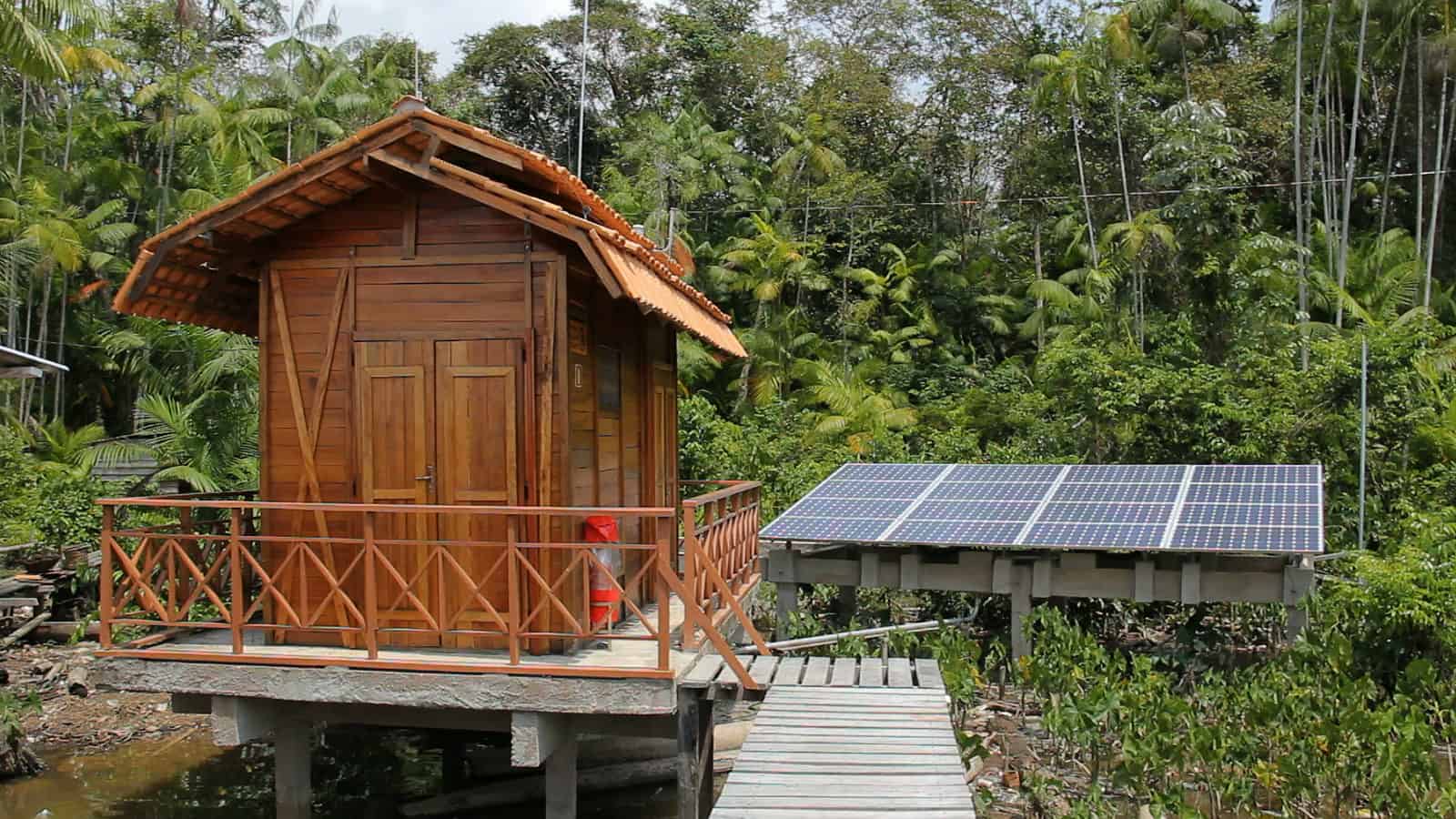 A região amazônica e o setor elétrico brasileiro: breve reflexão sobre aspectos sociais. Na imagem: Geração fotovoltaica em Lábrea, no sul do Amazonas. Por meio do projeto piloto Resex Solar, as comunidades de reservas extrativistas Médio Purus e Ituxi receberam capacitação para instalar e manter sistemas solares (Foto: Agência Brasil)