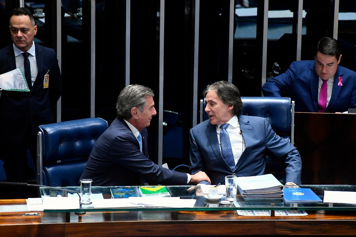 Os senadores  Fernando Collor (PTC-AL) e Eunício Oliveira (MDB-CE) na mesa diretora do Senado. Foto: Marcos Oliveira/Agência Senado