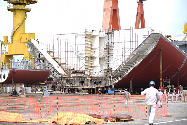 Conteúdo Local: ANP quer concluir análise de aditivos até o carnaval. Na imagem: Trabalhadores em operação do Estaleiro Atlântico Sul e, ao fundo, estrutura de navio-plataforma em construção (Foto: Saulo Cruz/MME)