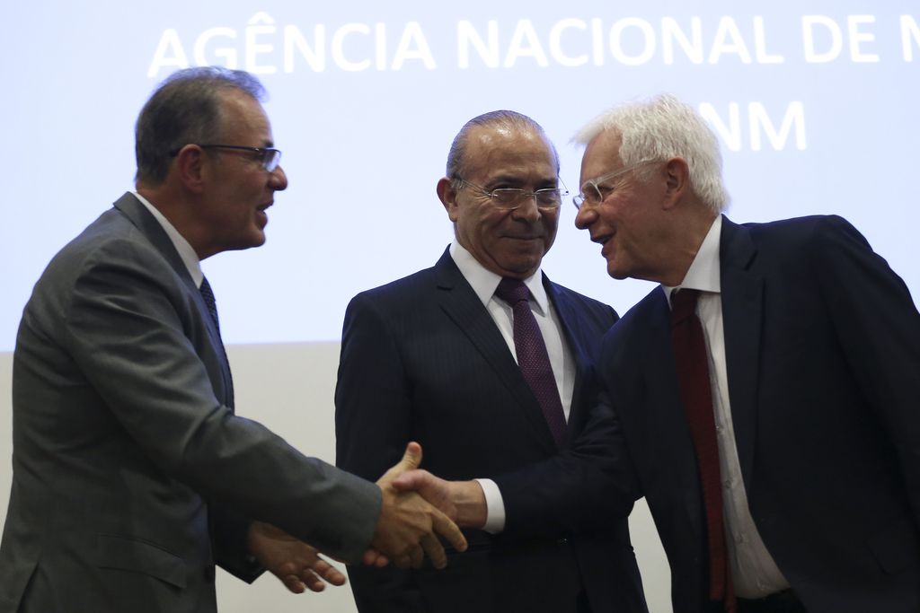 O futuro ministro de Minas e Energia, Bento Costa Lima, o ministro da Casa Civil, Eliseu Padilha, e o atual ministro de Minas e Energia, Moreira Franco, durante posse do diretor da Agência Nacional de Mineração, Tomás Figueiredo Filho.  Foto: José Cruz/Agência Brasil 