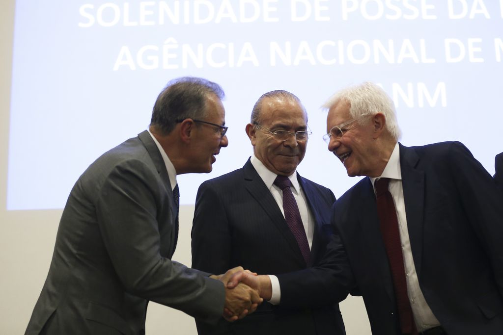 O futuro ministro de Minas e Energia, Bento Costa Lima, o ministro da Casa Civil, Eliseu Padilha, e o atual ministro de Minas e Energia, Moreira Franco, durante posse do diretor da Agência Nacional de Mineração, Tomás Figueiredo Filho. Foto: José Cruz/Agência Brasil