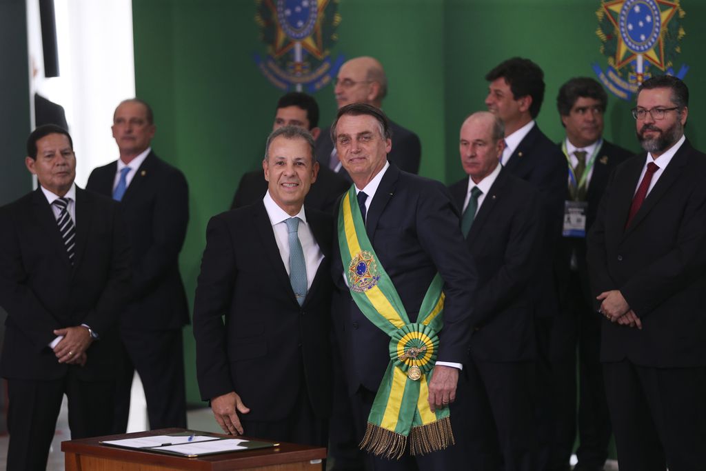 O presidente Jair Bolsonaro empossa o ministro de Minas e Energia, almirante Bento Costa Lima de Albuquerque, durante cerimônia de nomeação dos ministros de Estado, no Palácio do Planalto. Foto: Valter Campanato/Agência Brasil