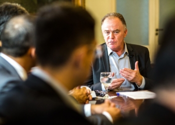 Renato Casagrande, governador do Espírito Santo, durante entrevista coletiva (Foto Governo do ES)