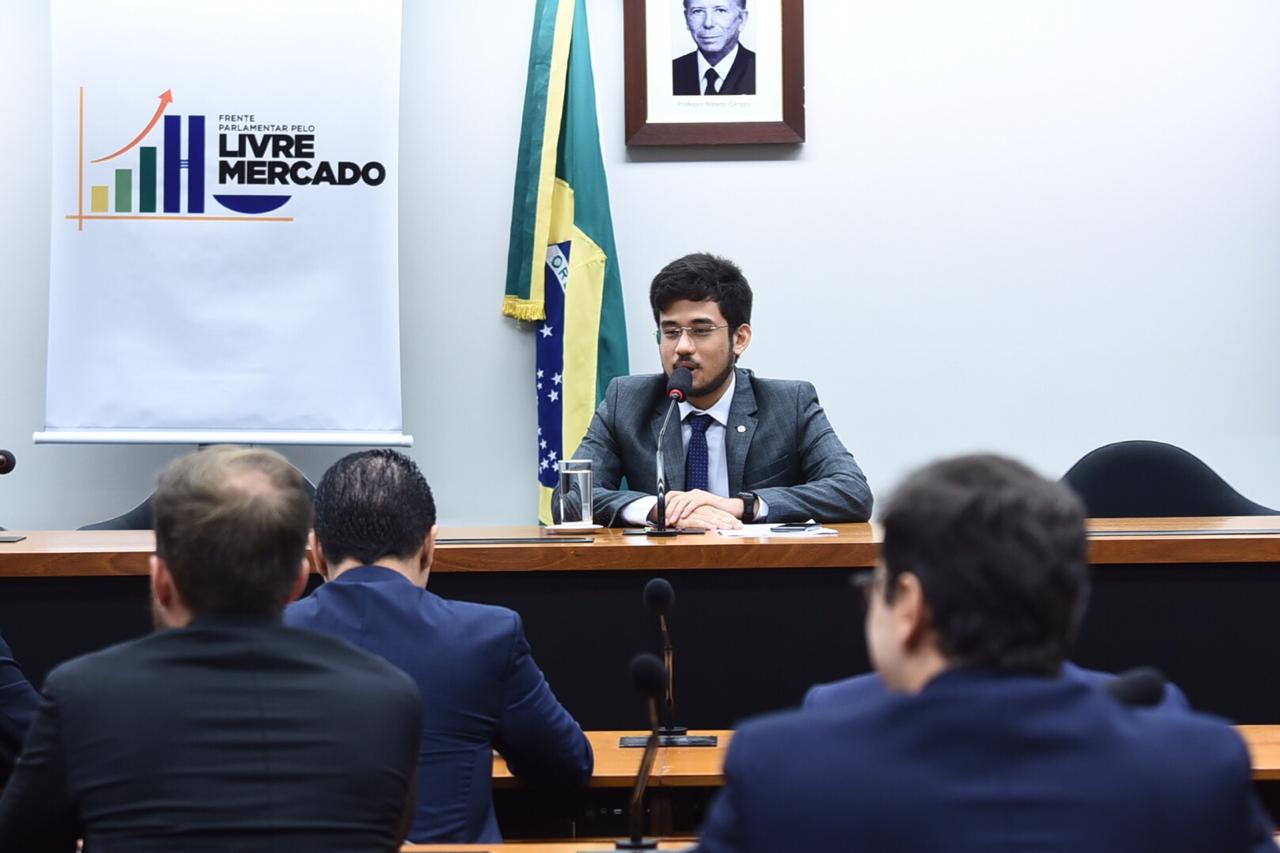 O deputado Kim Kataguiri (DEM/SP) no lançamento da Frente Parlamentar. Foto: Reprodução da Internet